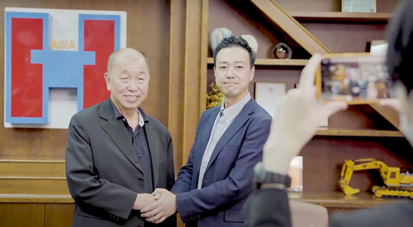 （左）Huationg Holdings Pte Ltd.　創業者 Mr.Lee Chin Tiong （右）株式会社電材ホールディングス　専務取締役 上村 浩貴 様