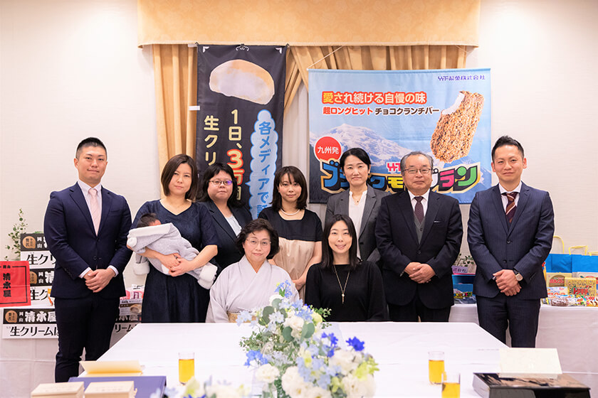 2022年1月5日に岡山市のホテルで行われた成約式。前列右から竹下製菓の竹下真由社長、清水屋食品の清水敬子前社長