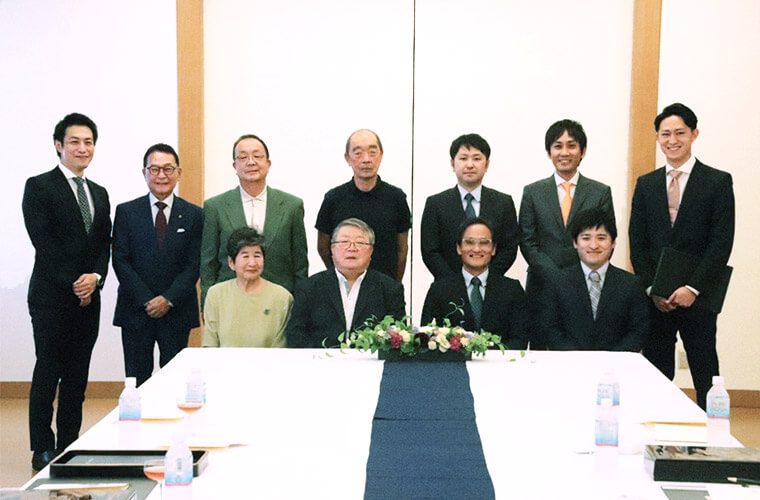 東開物流株式会社　代表取締役 北村 篤 様（下段右から2番目） / 奥野運送株式会社 代表取締役　奥野 博 様（下段左から2番目）