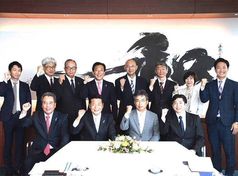 （前列右から2番目）日本物流開発株式会社　代表取締役　川底 孝一郎 様 （前列左から2番目）株式会社丸和運輸機関　代表取締役社長　和佐見 勝 様