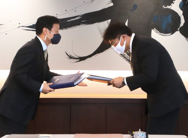契約書類を交換する日本グロース・キャピタル株式会社の西野貴司社長（左）と寺田社長　※役職はM&A実行当時