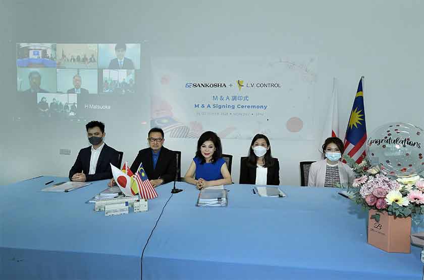 The signing ceremony was also held online and was attended by Mr. Leong Fook Sing, the founder of LVC on the second from left, the director of LVC, and two employees from LVC, and his son.