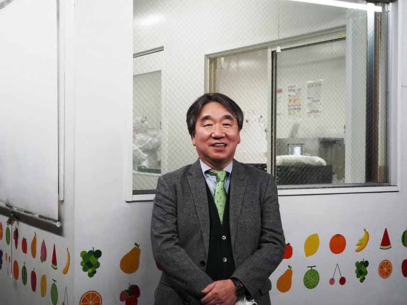 市場内に厨房設備・急速冷凍設備・冷凍保管設備等を有する「泉州屋 ラボ」前にて