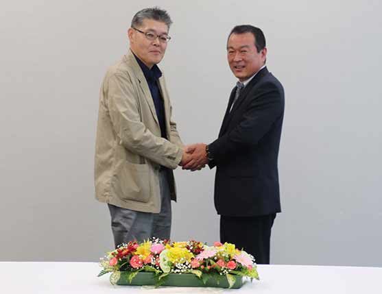 米内常務理事（左）と松本社長（右）