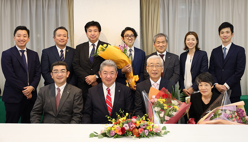 9月1日に行われた成約式にて。前列左から友建設の新社長に就任する中村勇治氏、FFFホールディングス 中村克久代表取締役CEO、友建設 宮本和博代表取締役、眞由美取締役