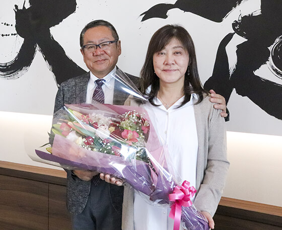 2022年1月5日の成約式では苦楽を共にしてきた奥様へ加藤社長から感謝の花束が贈呈された