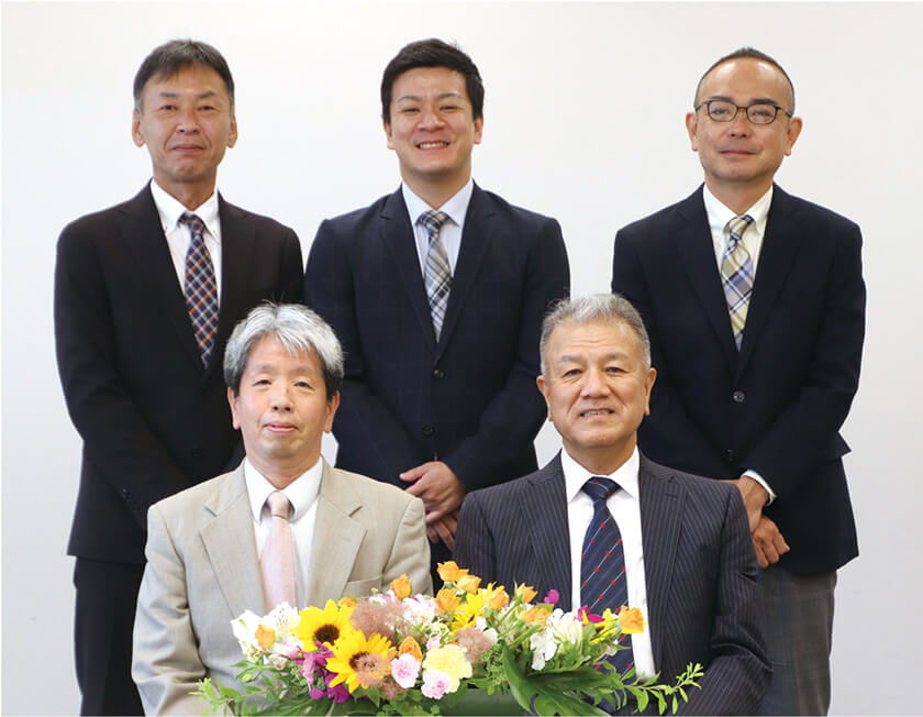 2022年6月28日　成約式にて|譲渡企業　株式会社山崎　代表取締役　木村 泰三 様|譲受け企業　K・マシン株式会社 代表取締役 菊井 健作 様|（役職はM&A実行当時）