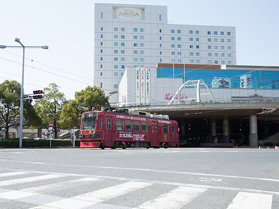 豊橋市内を走る社名入りの路面電車