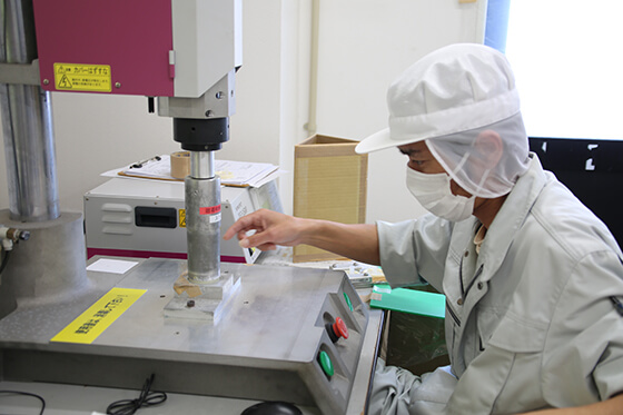 品質管理を徹底した確かな仕事で顧客の信頼を得てきた。写真は超音波でプラスチックを溶接する様子