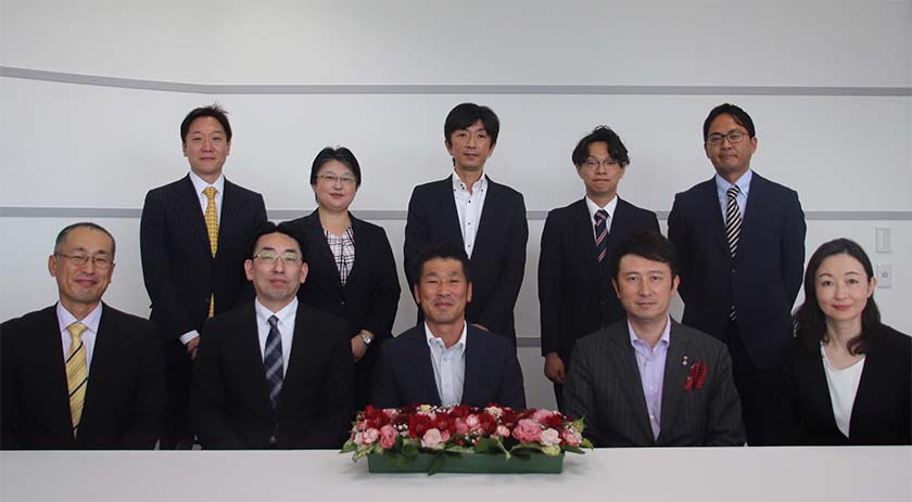 (前列左から3番目)株式会社日栄工業 代表取締役 阿部 健二 様/(前列左から4番目)武ダホールディングス株式会社 代表取締役社長兼CEO 武田 幹郎 様※役職はM&A実行当時