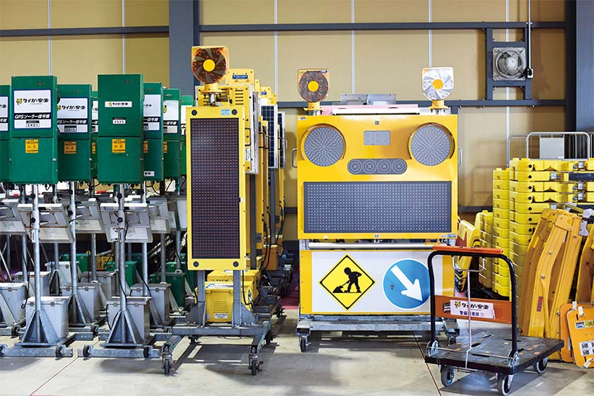 工事現場でおなじみの各種安全用品は、販売とあわせ、リース事業にも力を入れる