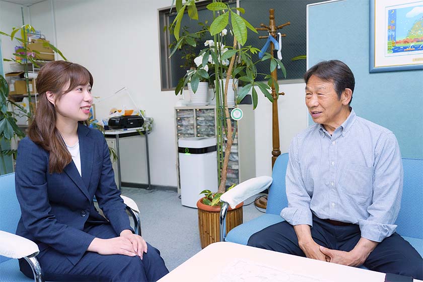 担当コンサルタントとM&Aを振り返る中本様（右）