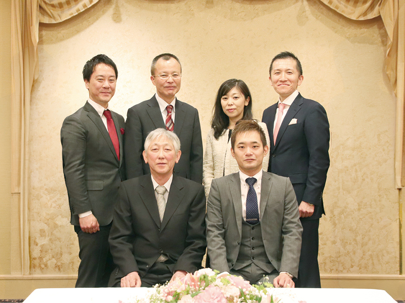 株式譲渡契約調印式にて・(前列左)株式会社平松薬局 代表取締役　平松 修治 様・(前列右)株式会社ソフィアホールディングス 取締役　巣山 貴裕 様・(後列左から2番目)株式会社三菱ＵＦＪ銀行 沼津支店 支店長　津谷 雅宏 様 