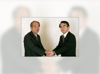 ハートランド・データ株式会社の代表取締役 竹村洋様(左)と株式会社ワイズマンの代表取締役社長 南舘伸和様（※職称は当時のもの）