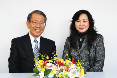 吉田潤司会長（左）と吉田敦子副会長（右）