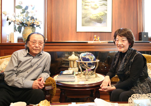 北日本計装制御 創業者 松本伸一様（左）と奥様の靖子様（右）