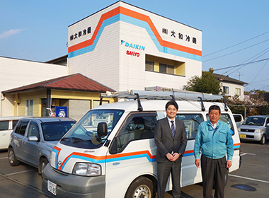 大和冷機本社前にて　（右）株式会社大和冷機 会長　和田 榮司氏